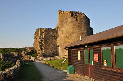 Cilgerran Castle, near Cardigan, Pembrokeshire, Wales - photos, features, history and street scenes