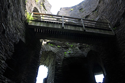 Cilgerran Castle, near Cardigan, Pembrokeshire, Wales - photos, features, history and street scenes