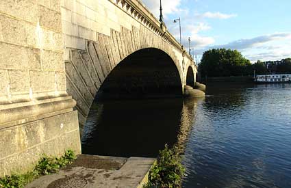 Kew bridge, Kew Gardens to Richmond Lock and Brentford, October 2005