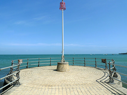 Swanage town photos, streets views, castle and railway station, Isle of Purbeck walk, Dorset, May 2009 - photos, feature and comment - photos, feature and comment