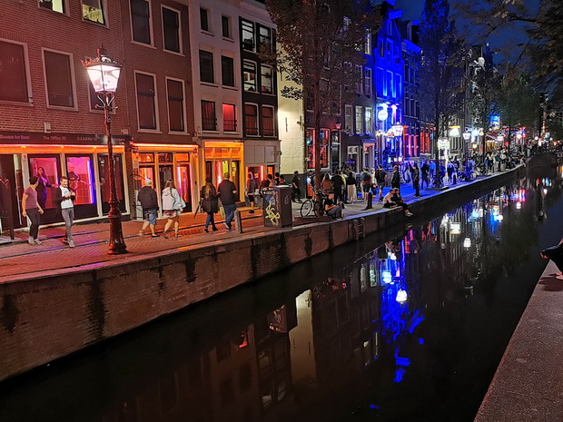 Amsterdam red light district, heavy metal Excalibur bar and the San Francisco nightpub - in photos 