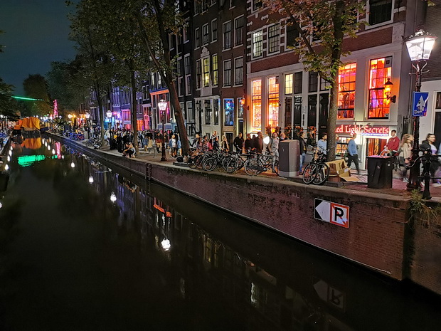 Amsterdam red light district, heavy metal Excalibur bar and the San Francisco nightpub - in photos 