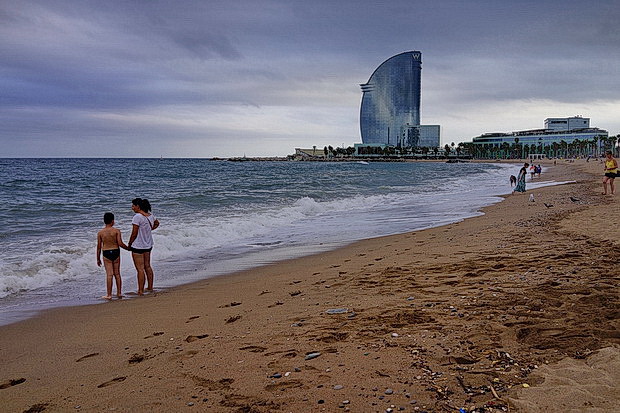 In photos: Barcelona Beach in the last days of summer, Spain