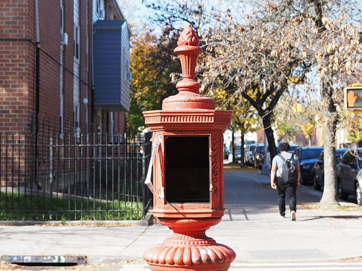 New York street photography: a walk from Bushwick to Williamsburg in fifty images