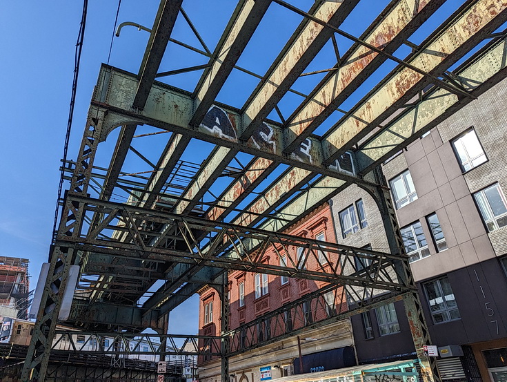 New York street photography: a walk from Bushwick to Williamsburg in fifty images