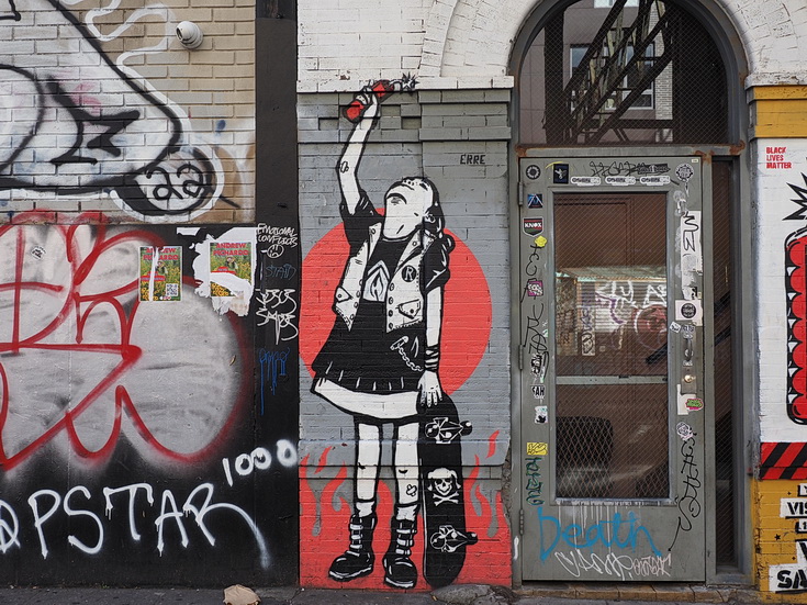 New York street photography: a walk from Bushwick to Williamsburg in fifty images