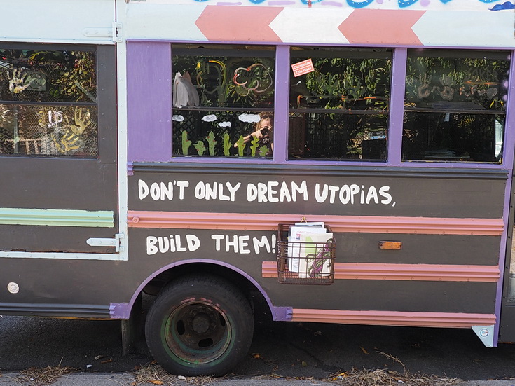 New York street photography: a walk from Bushwick to Williamsburg in fifty images