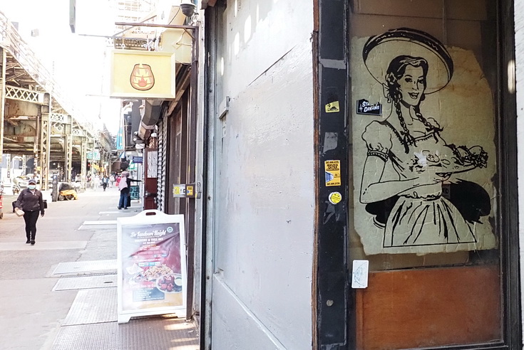 New York street photography: a walk from Bushwick to Williamsburg in fifty images