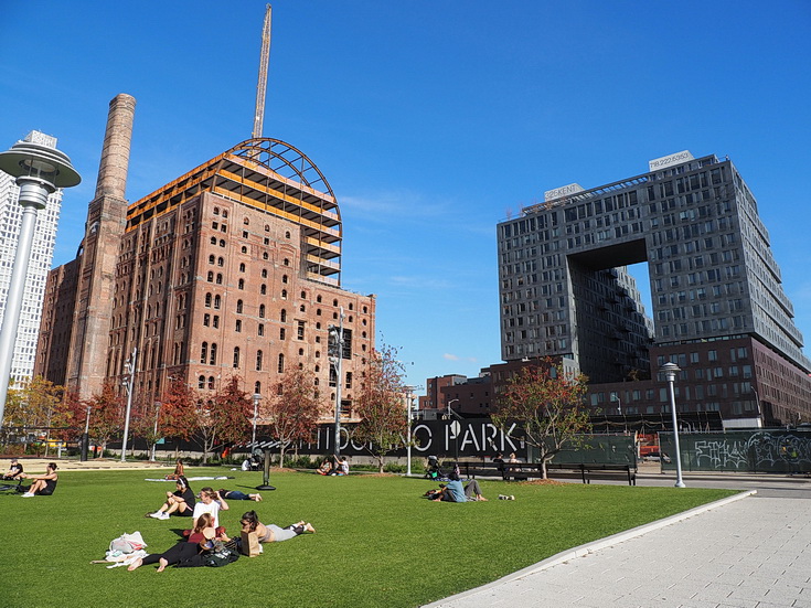 New York street photography: a walk from Bushwick to Williamsburg in fifty images