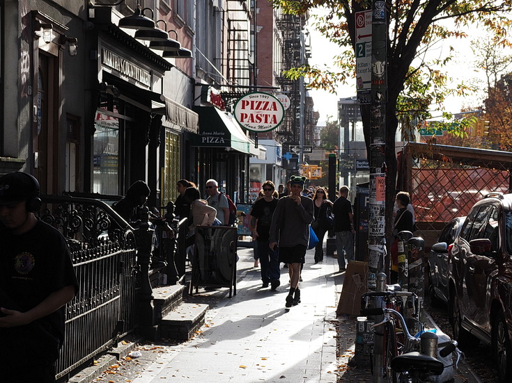 New York street photography: a walk from Bushwick to Williamsburg in fifty images