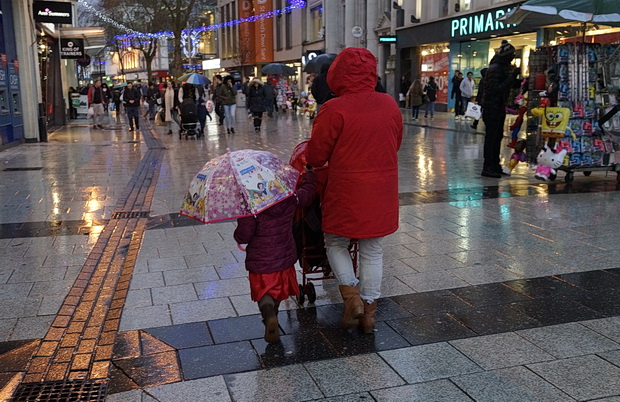 Street scenes, rain, sales and street performers, Cardiff photos, December 2015