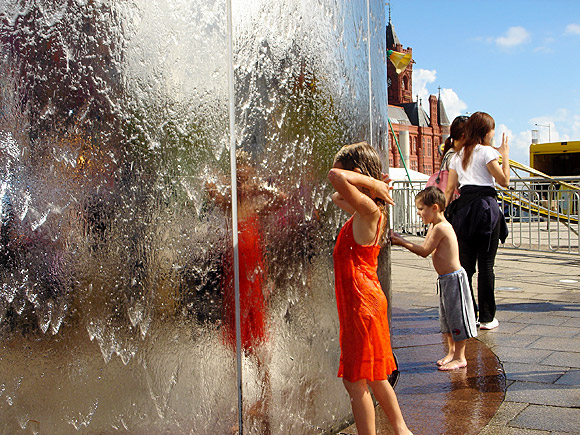Cooling off in Cardiff Bay - photo feature