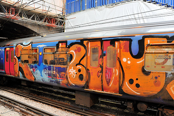 Pics of the day: graffiti train, Farringdon, London
