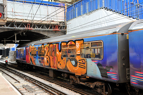 Pics of the day: graffiti train, Farringdon, London