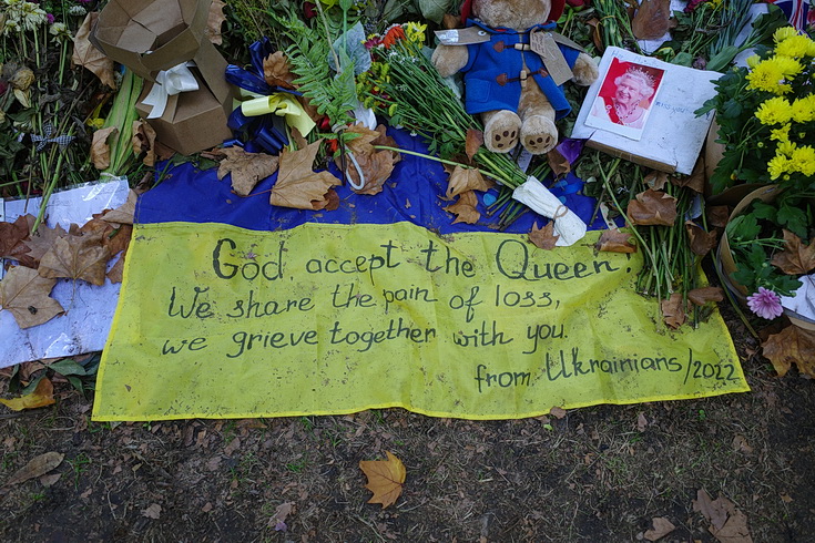 Flags, rotting flowers and weird painting: Green Park memorial to the Queen