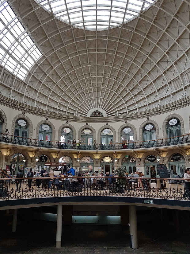 A day and night in Leeds: street scenes, architecture, arcades and drinking, March 2018