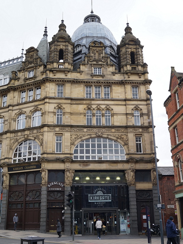 A day and night in Leeds: street scenes, architecture, arcades and drinking, March 2018