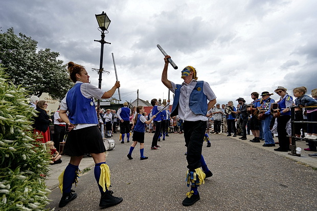 Photos from the Leigh On Sea folk festival: bands, beer, banjos, Morris dancers and people, June 2017, Essex