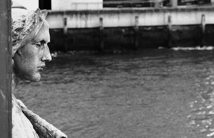 A wintertime walk along the River Thames in black and white