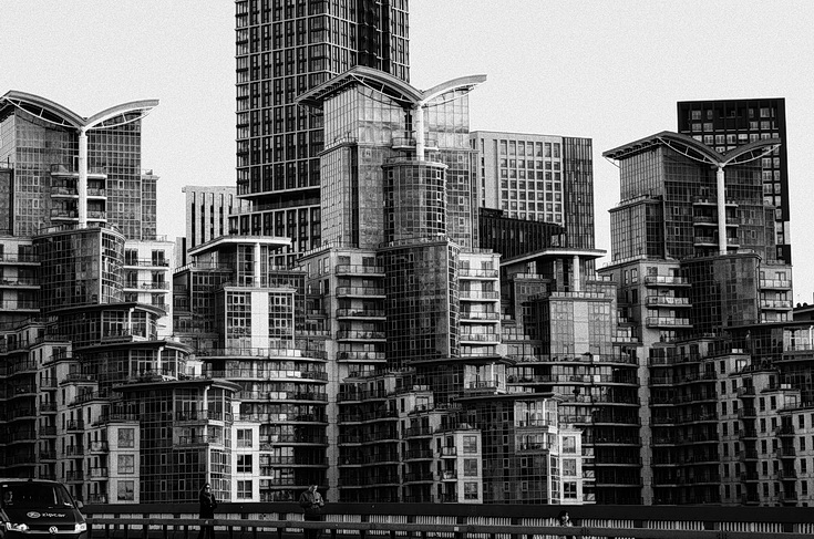 A wintertime walk along the River Thames in black and white