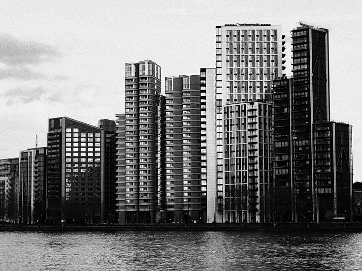 A wintertime walk along the River Thames in black and white