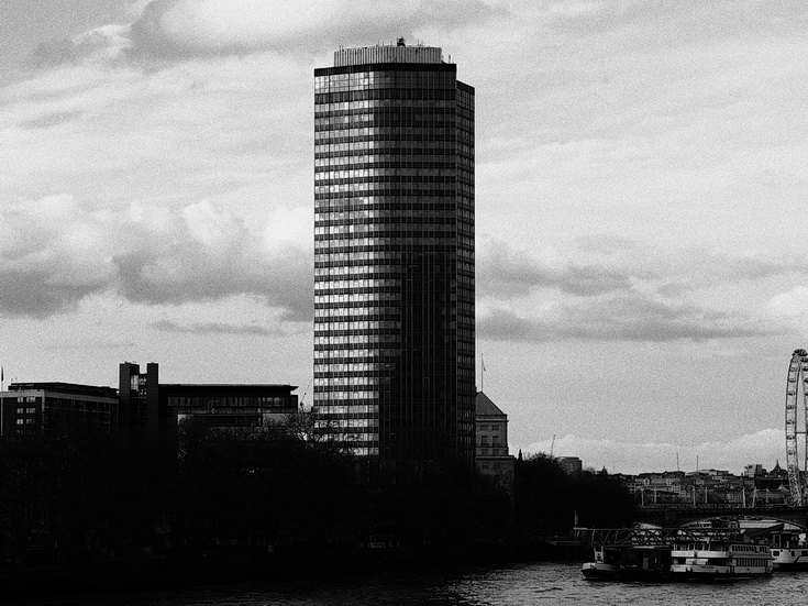 A wintertime walk along the River Thames in black and white