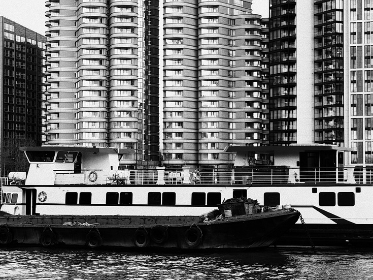 A wintertime walk along the River Thames in black and white