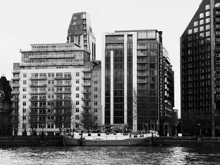 A wintertime walk along the River Thames in black and white