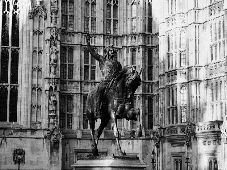 A wintertime walk along the River Thames in black and white