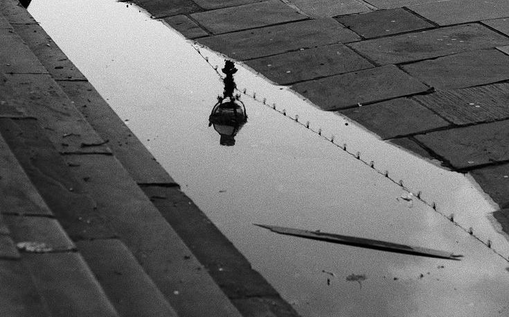 A wintertime walk along the River Thames in black and white