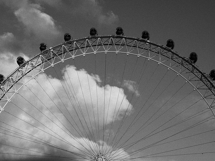 A wintertime walk along the River Thames in black and white