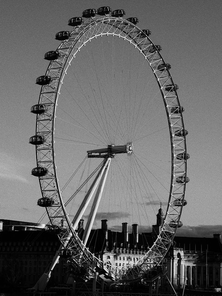 A wintertime walk along the River Thames in black and white