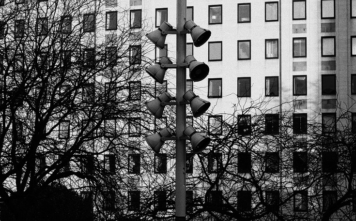 A wintertime walk along the River Thames in black and white