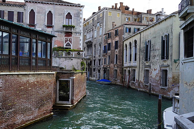 Venice in 100 photographs: architecture, canals, gondolas, sunshine and colours