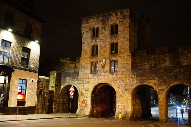 York photos: architecture, city walls, river scenes, night views and the Monochrome Set