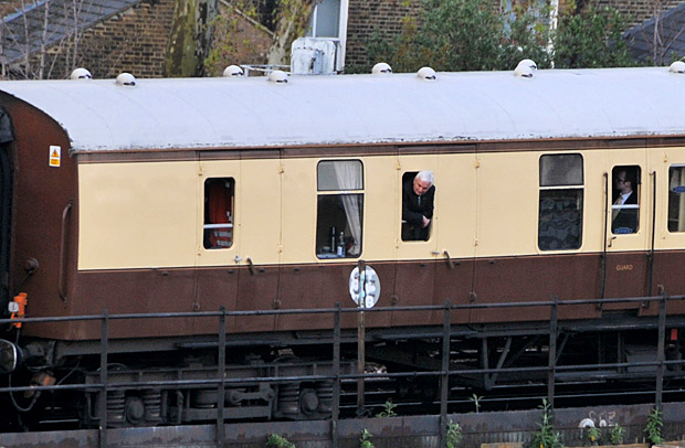 Posh Pullman train stuck at signals in Brixton