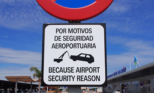 No nonsense Spanish airport warning sign
