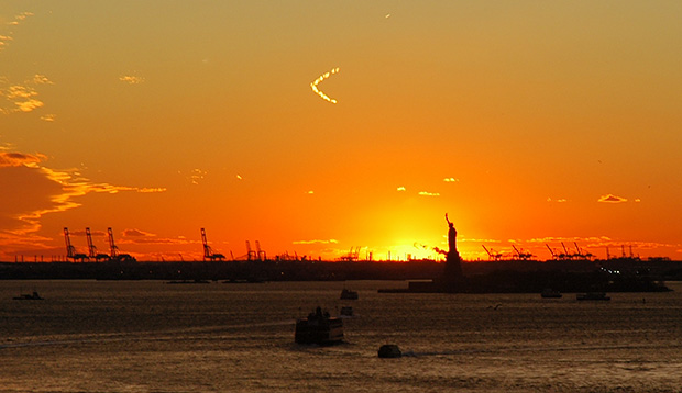 A New York sunset: a beautiful sky from Brooklyn Bridge