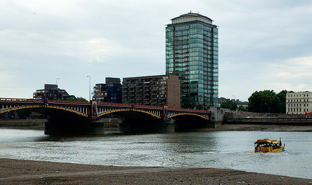 A walk along the Thames riverfront and beach by Vauxhall, south London