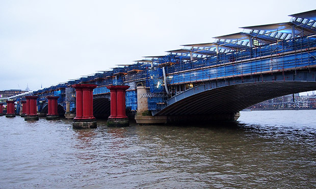 London Blackfriars Railway Bridge - the world's largest solar-powered bridge