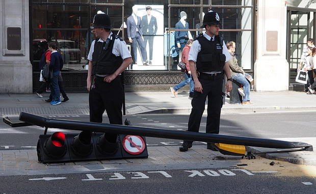 Oops! Traffic light becomes a cropper in London's Regent Street