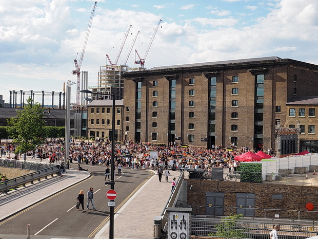 Big crowds soak up the sun and watch the tennis at Kings Cross