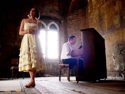 Singer and pianist, 'Gamine', performing in the northern corridor of the Midland Grand Hotel, St Pancras Chamber London UK