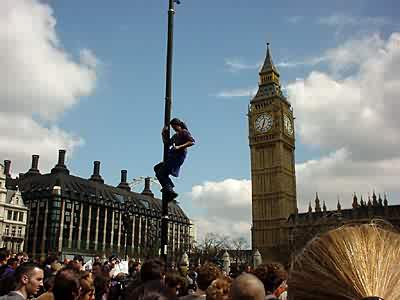 Mayday 2K: climbers outside Parliament 