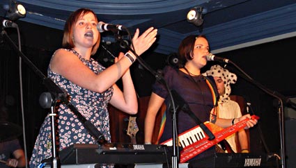 The Actionettes and Bearsuit at Fortuna Pop fest, Luminaire, 311 High Road, Kilburn, London, Tues 29th August 2006