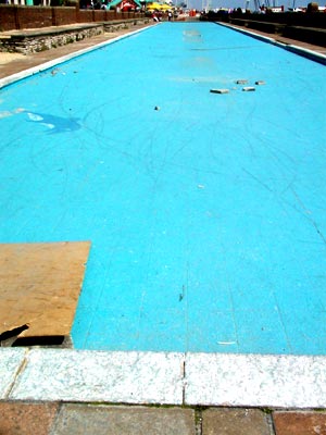 Empty paddling poll, Brighton promenade, May 2003