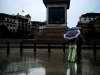 Couple in the rain, Traf Square