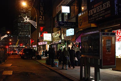 Cortlandt Street. Night photographs on the streets of New York, NYC, December 2006