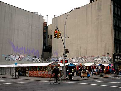 Street market, Howard Street and Broadway, Manhattan, New York, NYC, USA