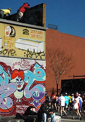 Watching the marathon, Bedford Avenue, Williamsburg, Brooklyn, New York, NYC, USA